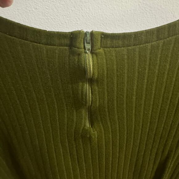 Cropped Army Green Mid Sleeve Ribbed Crewneck Top Zipper Back Size Small - Picture 6 of 6